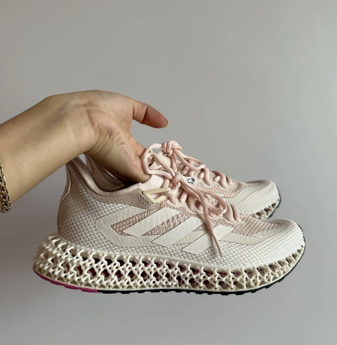 Adidas 4DFWD disponible en el catálogo KindMind